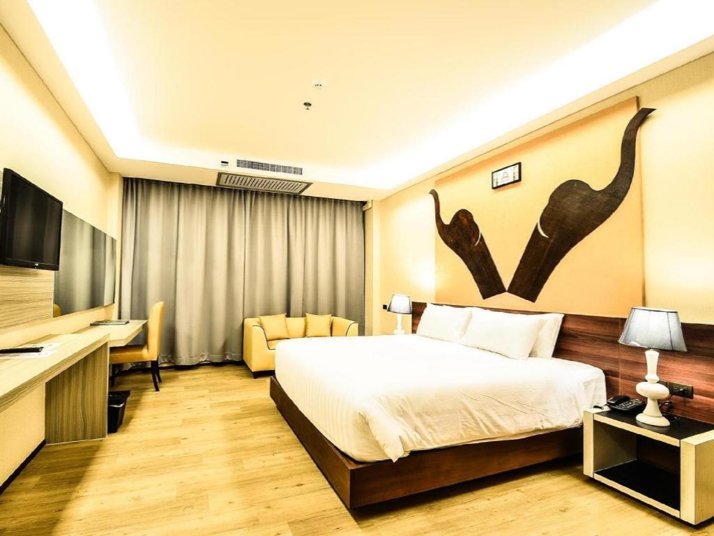 Alvarez Hotel Бурірам Екстер'єр фото