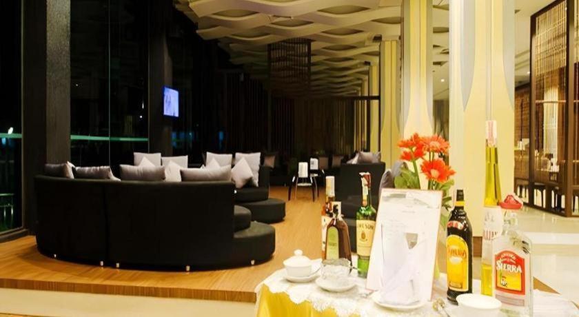 Alvarez Hotel Бурірам Екстер'єр фото