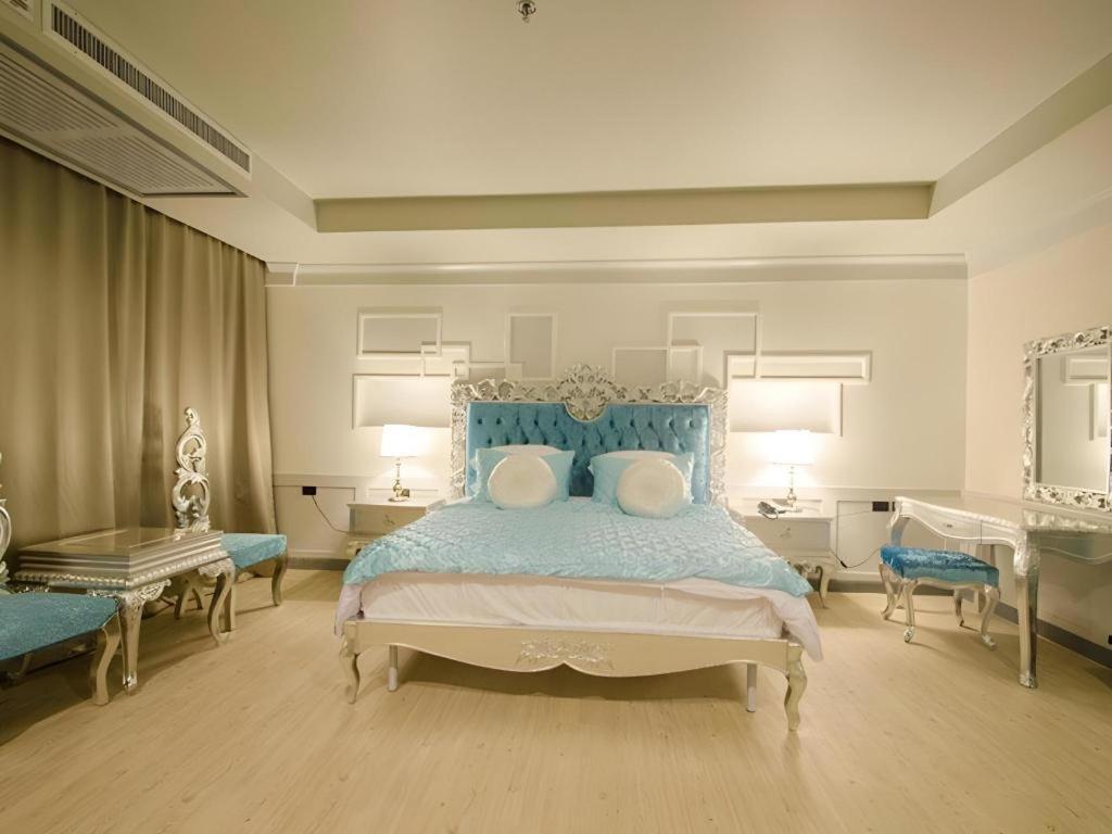 Alvarez Hotel Бурірам Екстер'єр фото