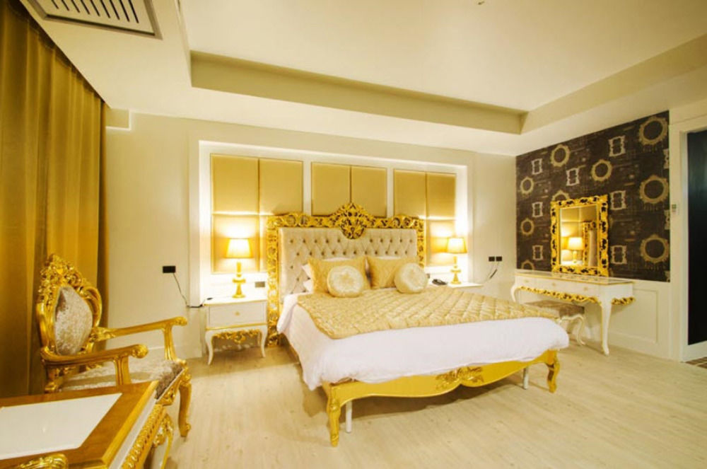 Alvarez Hotel Бурірам Екстер'єр фото